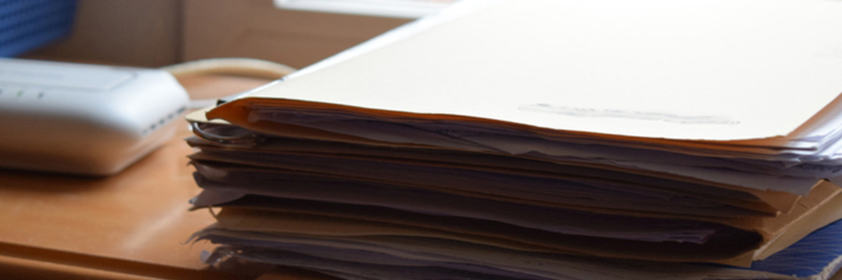 Stapel mit Akten auf einem Schreibtisch
