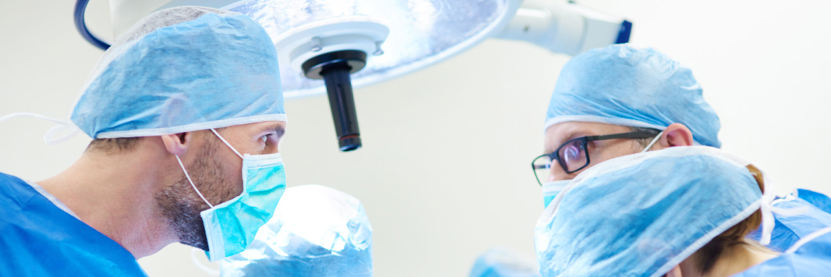 Discussion of surgeons over an operation