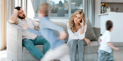 Generve Eltern mit tobenden Kindern