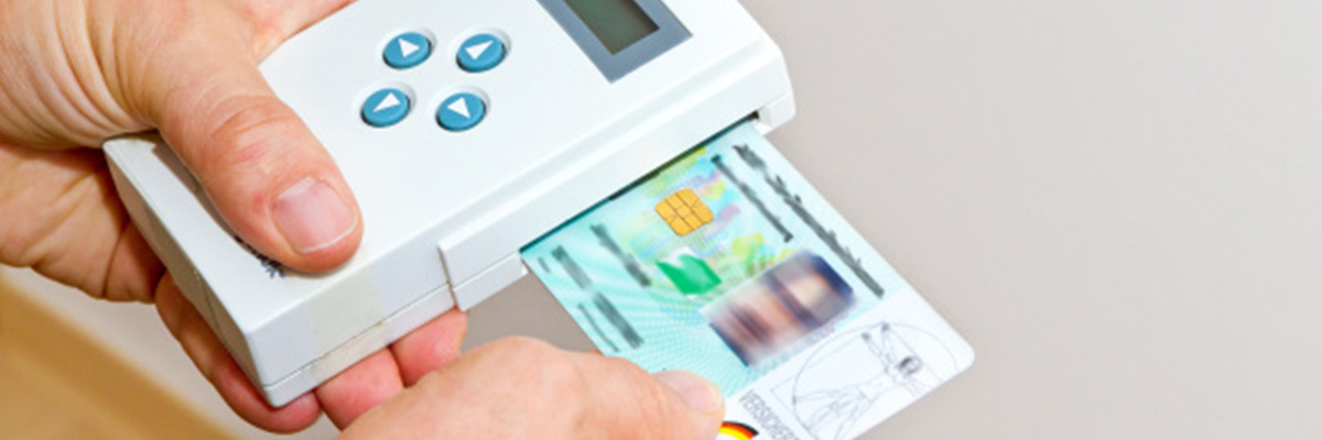 Hausarzt mit Kartenlesegert beim Hausbesuch