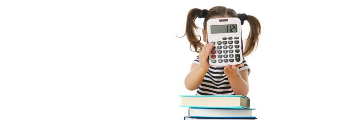 Kleines Mädchen mit Taschenrechner