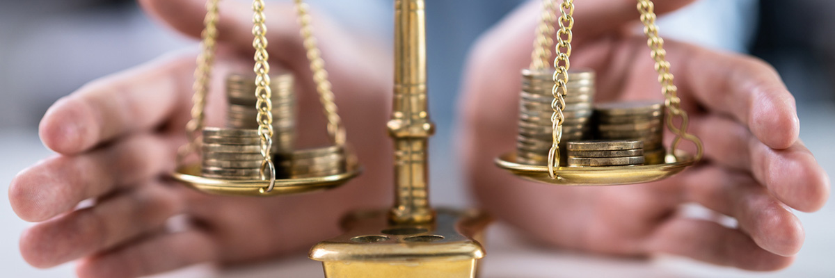 Kleingeld auf einer Waage