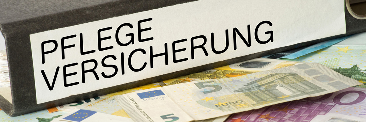 Ein Aktenordner liegt auf Geldscheinen. Auf dem Aktenordner steht "Pflegeversicherung"