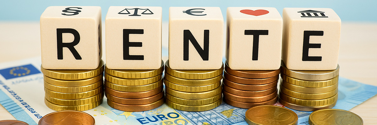 Würfel mit Aufschrift RENTE auf Geldscheinen