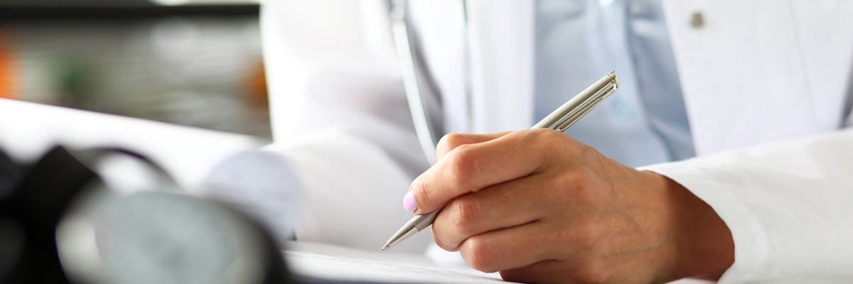 Hände von Hausarztinnen, die mit Silberstift Notizen machen