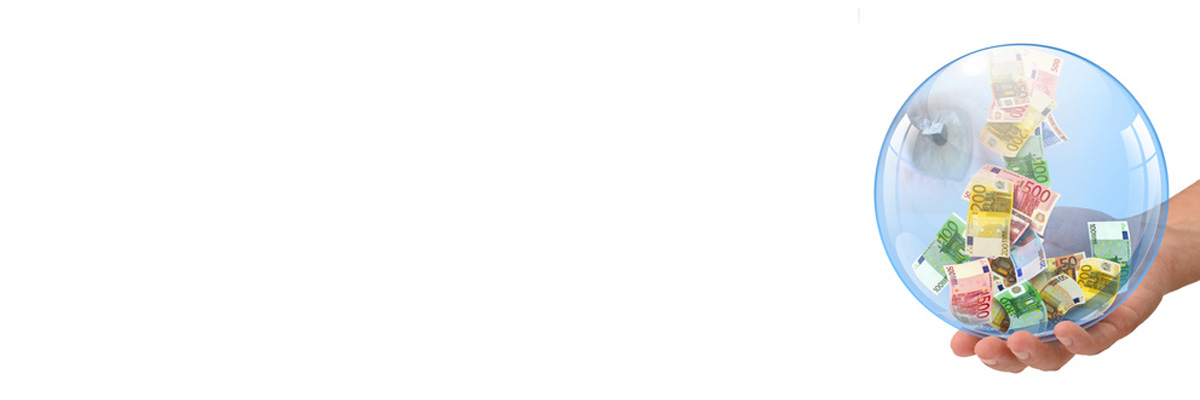 Eine Hand hält eine Glaskugel mit Geldscheinen darin.