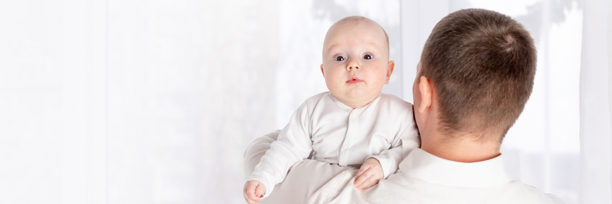 Vater mit Baby am Fenster