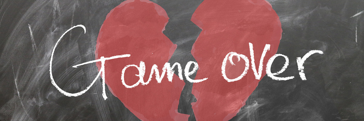 Eine Tafel zeigt ein zerbrochenes Herz mit dem Schriftzug 'Game Over'